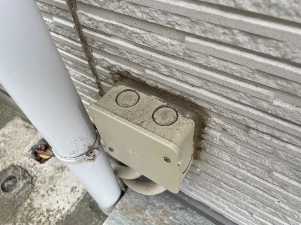 配線カバーも外壁と合わせて塗装し、外観の統一感を出します。