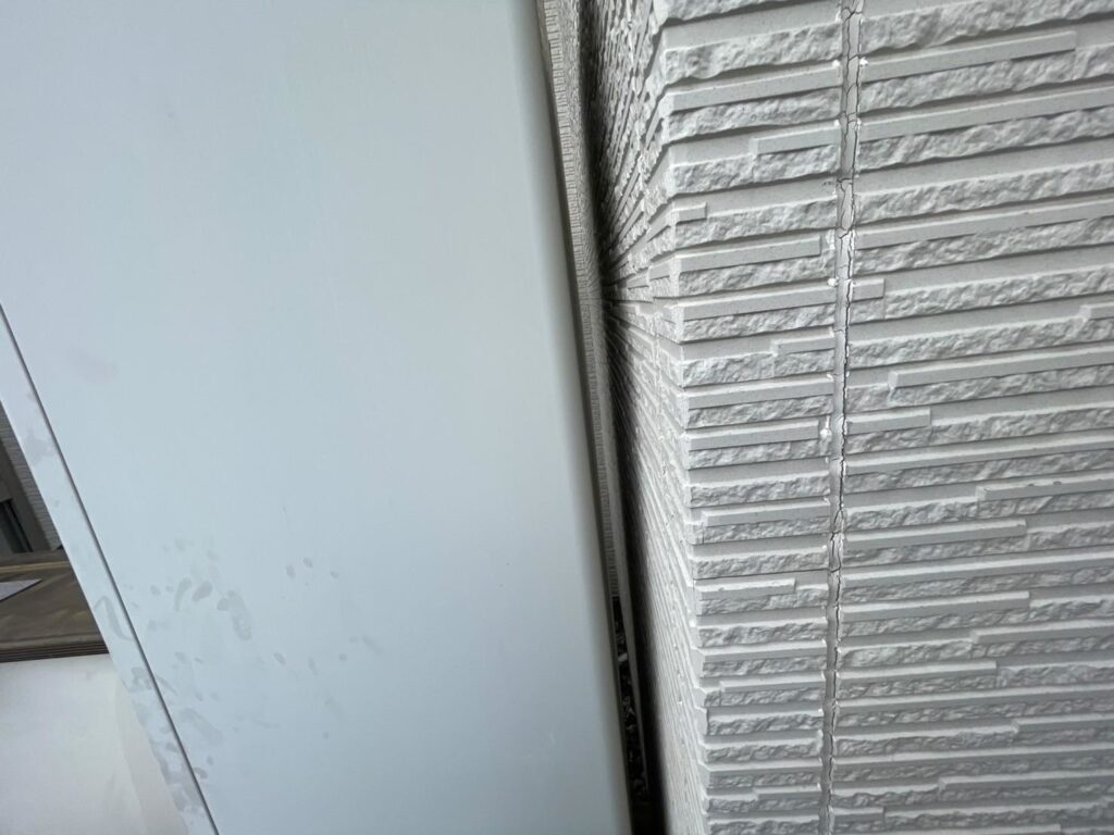 エコキュートは固定されていますが、裏側の外壁まで塗装して塗り残しが出ないように施工します。