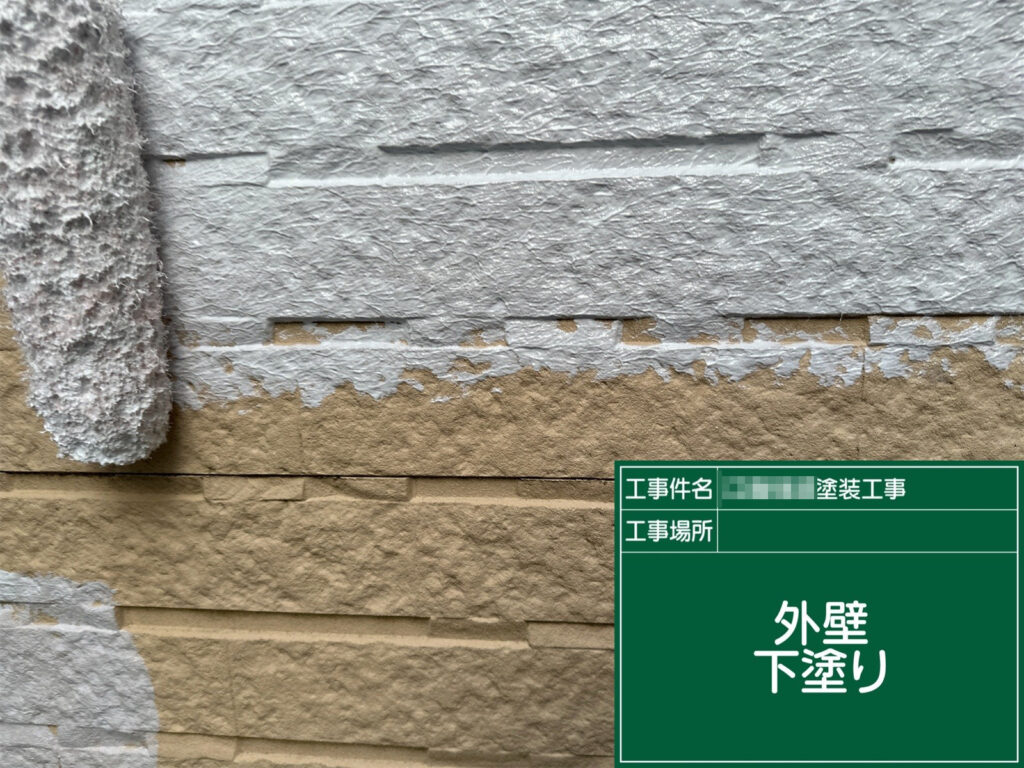 下塗り材をローラーで塗布し、下地を補強しながら塗料の吸い込みを調整。上塗りの仕上がりと耐久性を左右する工程です。