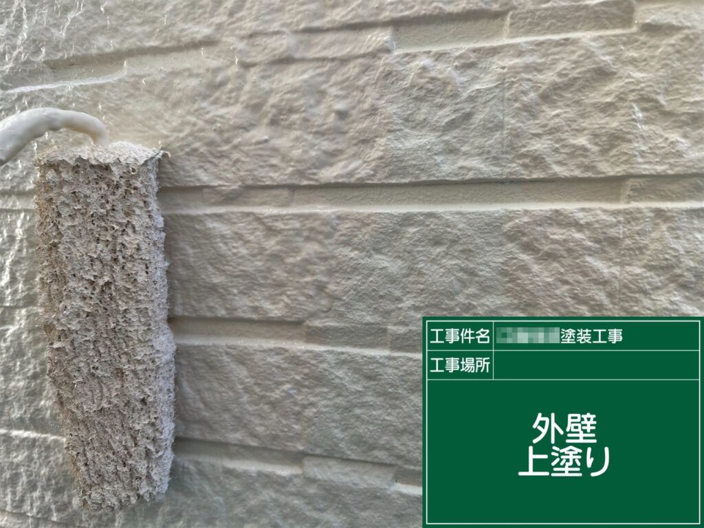 仕上げの上塗りで、艶ムラのない均一な塗膜に整えます。美観を高めるだけでなく、紫外線や雨風から外壁をしっかり保護します。