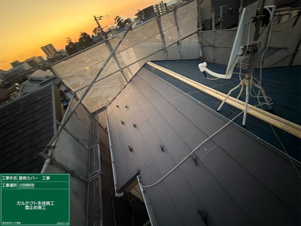 屋根全面の葺き上げ完了状況です。チャコール色で引き締まった印象に。軽量な金属屋根で、将来の負担も抑えられる仕様です。