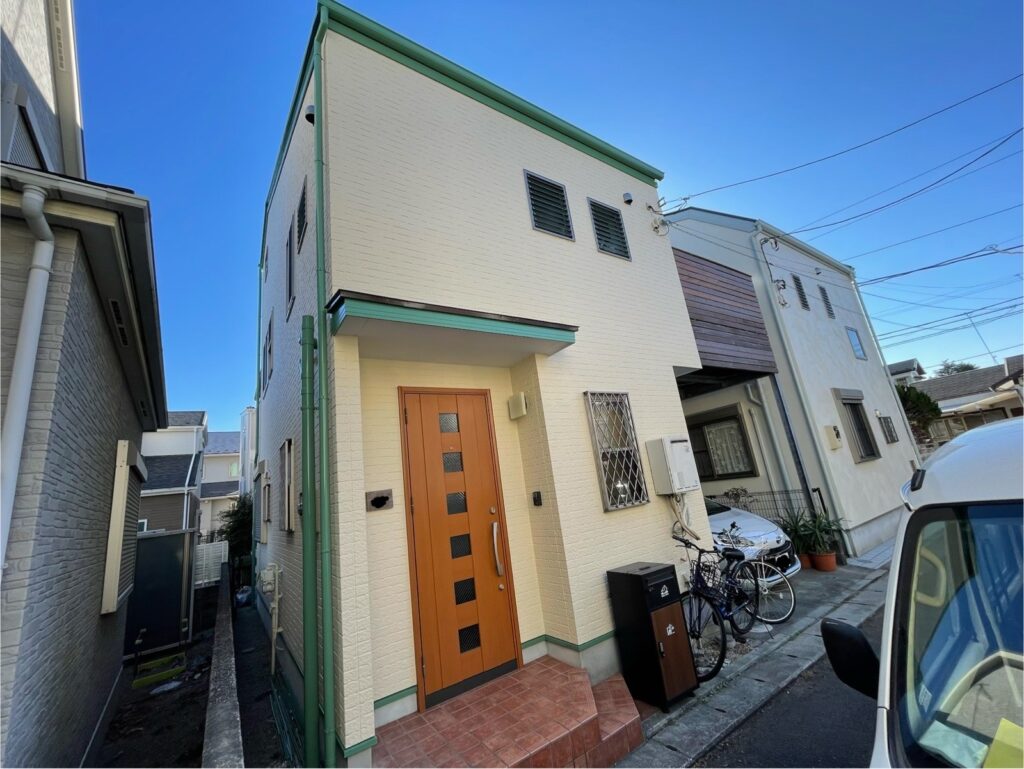 茅ヶ崎市　屋根カバー工法で割れ解消、艶消し外壁で快適長持ち　E様邸