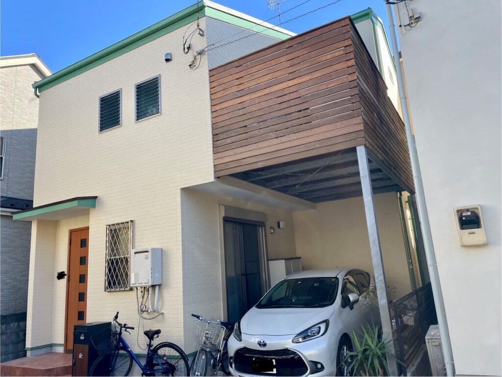 全体の色味を統一しつつ、軒天はN-90の白で明るさを確保。外壁の艶を抑えた仕上がりで、質感を活かした外観に整いました。