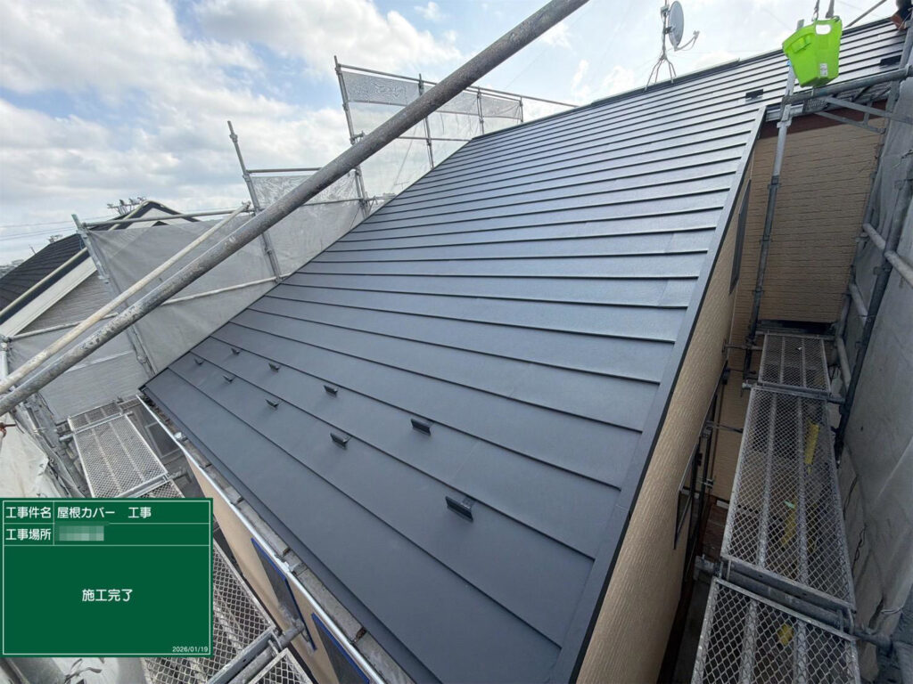 スーパーガルテクト（チャコール）で屋根カバー工法が完了。防水性と耐久性を高め、雪止めも設置して安心して使える屋根に仕上げました。