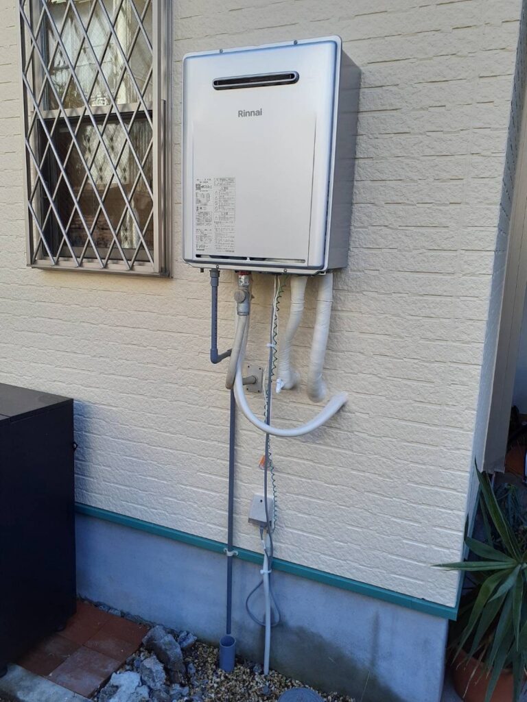 給湯器交換が完了しました。本体の固定と配管の接続・保温材を整え、動作確認まで実施。見た目もすっきりし、安心してご使用いただけます。