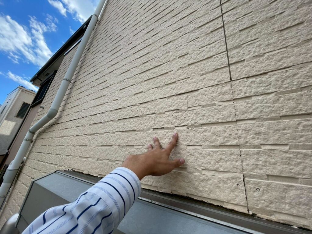 施工前の外壁です。気泡が多く見られましたので、通気が取れていない場合がありました。