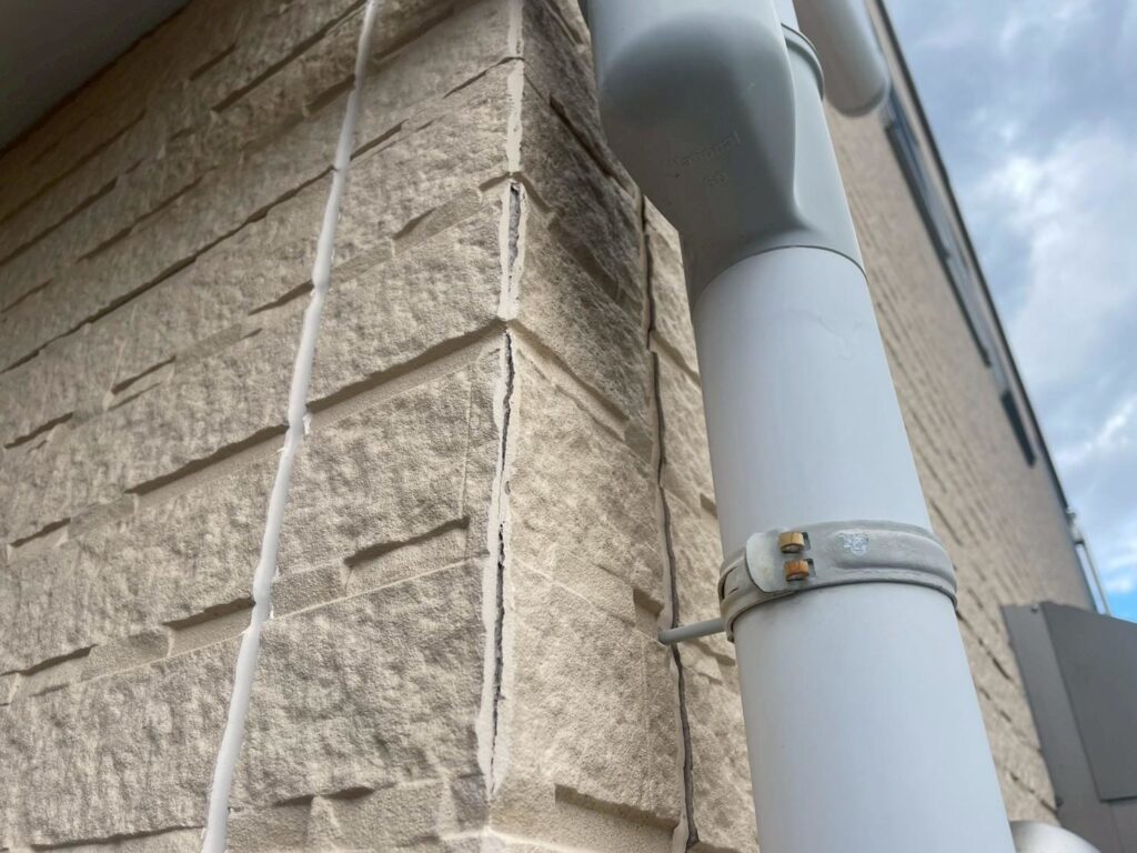 出隅部分も同じく剥がせる範囲まで剥がし、パテ材等で下地処理します。