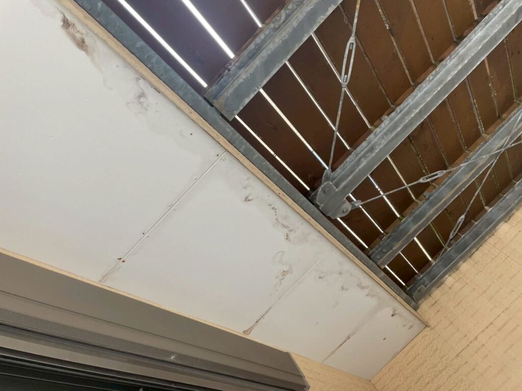 染みが乾いていないので、雨漏りしています。下地が腐食している場合があり、内側の下地処理から必要になります。