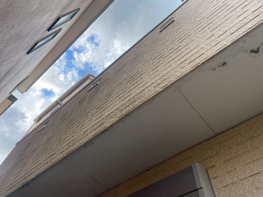 外壁、窓まわりなどのコケ汚れや黒ズミ等は高圧洗浄で落としていきます。