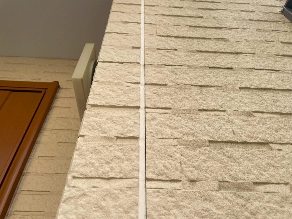 シーリングは全体的に取れて完全に硬化はしていませんが、場所によって外壁との接着部と離れている箇所が数カ所ありました。