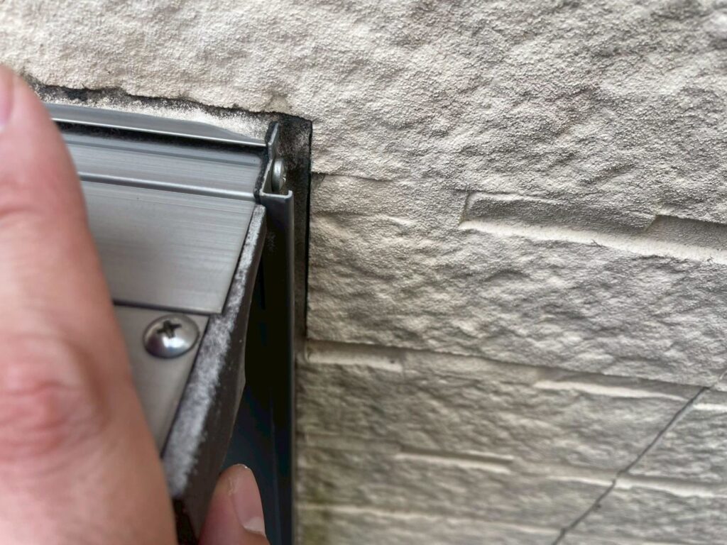 サッシ廻りも外壁との接着面が離れている箇所が数カ所ありました。増し打ち部分は上から厚みをつけて増し打ちします。