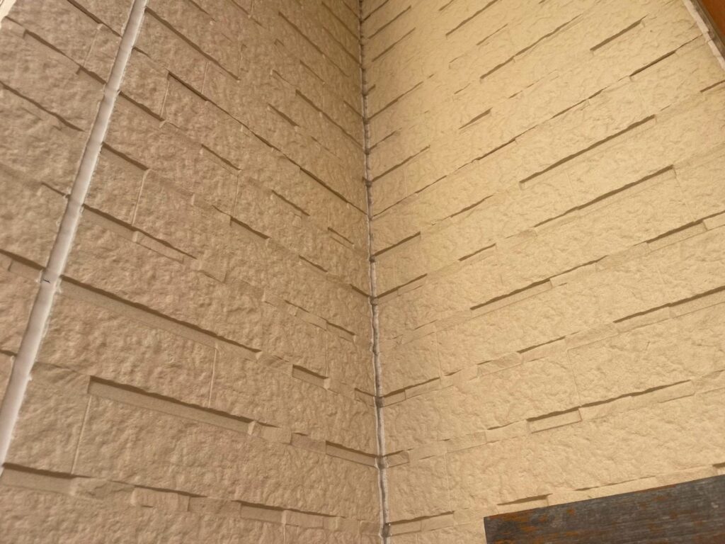 外壁の入り組んだ角、軒天と外壁の取り合い部分等、入隅は養生、プライマー、打設をしていきます。