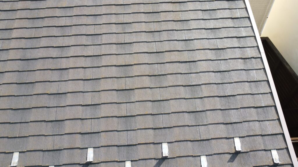 屋根は日当たりが良く、色褪せも目立ちました。撥水性がなくなり、雨水を吸収しやすくなり、形の変形、割れの原因になります。