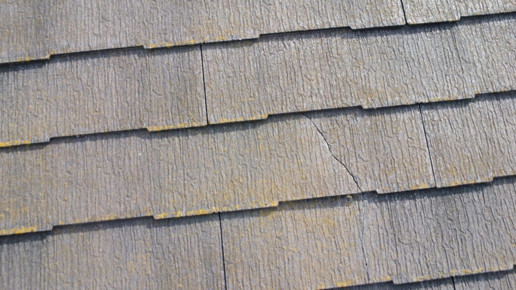 割れ箇所も数カ所ありました。割れた箇所はシーリング補修をします。