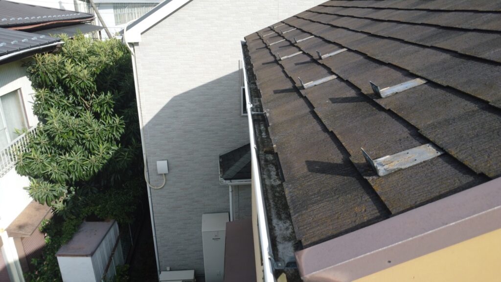 雪が降り屋根から落ちる際に雨樋が歪む場合がありますが、特に歪み、詰まりはありませんでした。