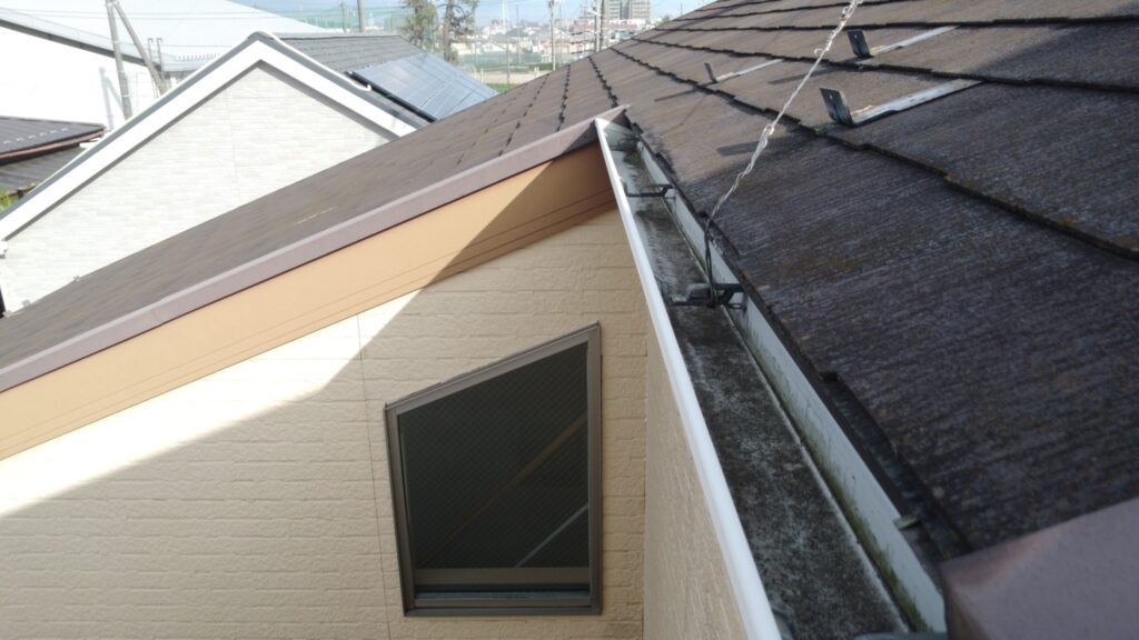 洗浄の際は詰まり防止のため、雨樋の内側も洗浄します。