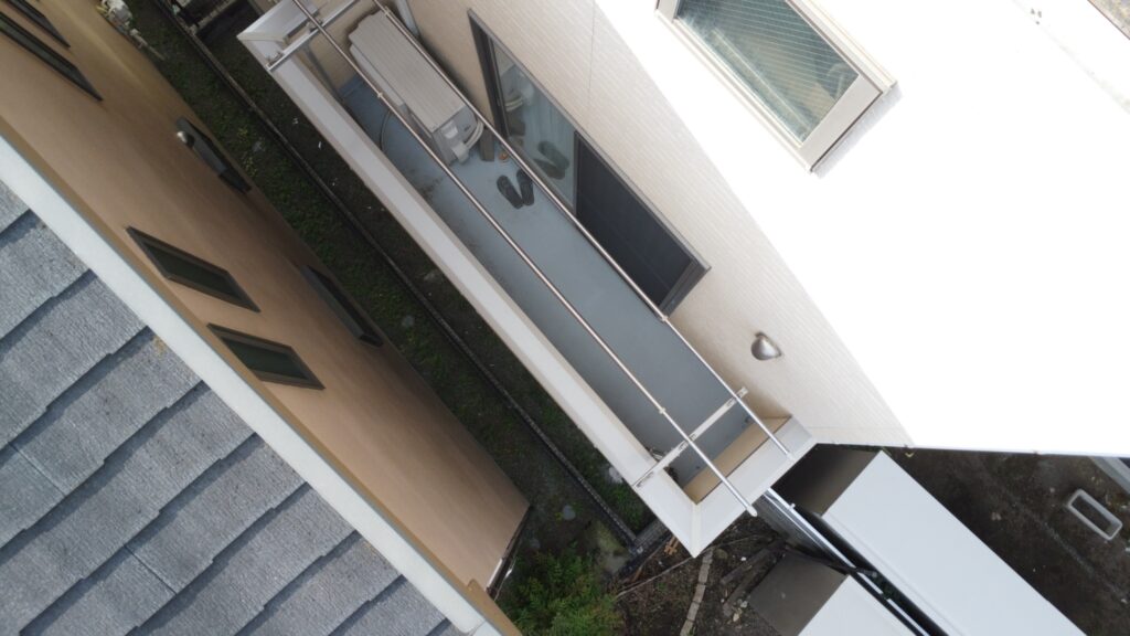 ベランダの防水は、下地まで見える程の劣化はしていませんでした。コーティングのみでも塗装しとく事をお勧めします。