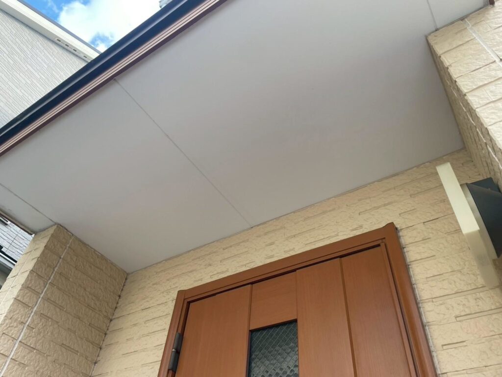 軒天はケイカル素材を使用してました。カビが繁殖しやすい素材になりますので、専用の防カビ塗料を使用して塗装します。