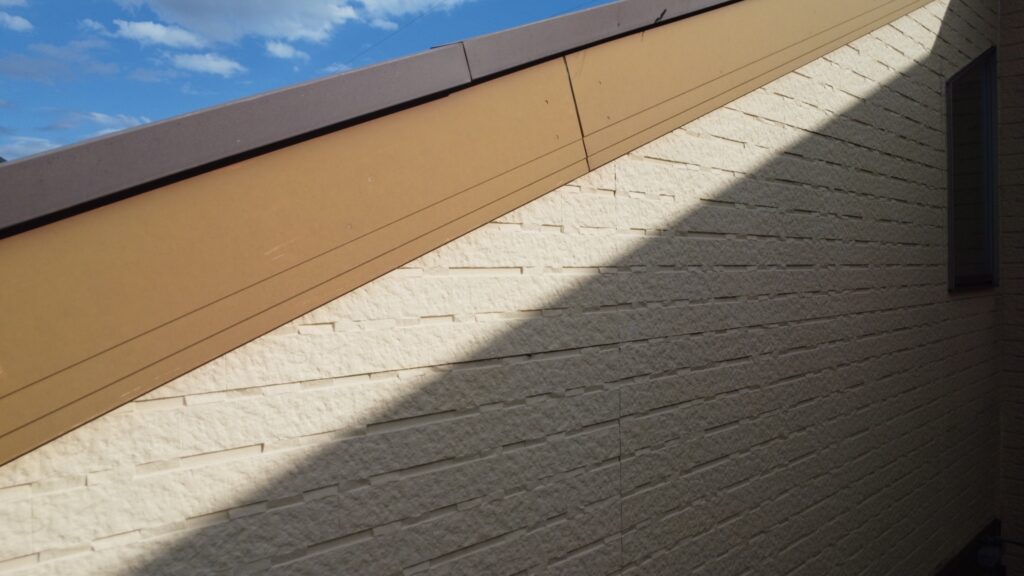 破風やシャッターボックス、水切りは下地処理、上塗2回をしていきます。下地処理とは、紙ヤスリや固いスポンジなどを使用して、傷を付けて塗料の食いつきを良くさせます。