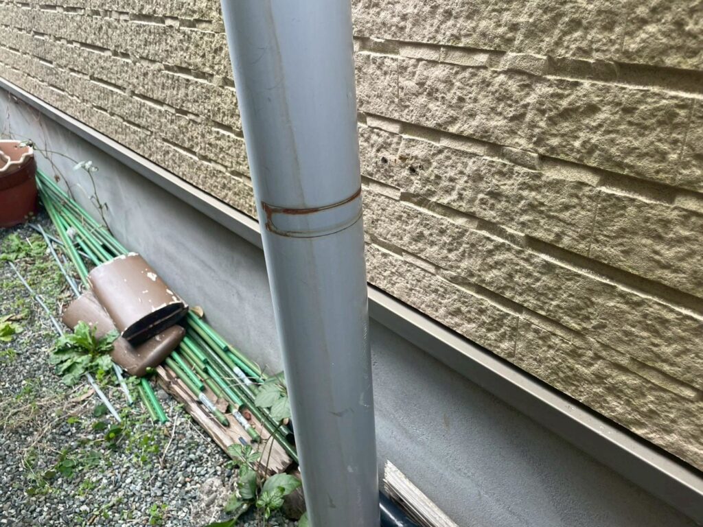 配管の金具は、外れている箇所も有りましたので交換します。