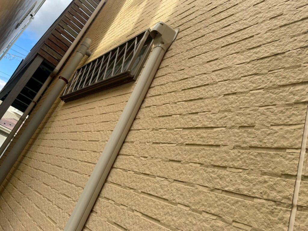 エアコンカバーの裏面の外壁も塗装するため、外して裏面の外壁も塗装します。