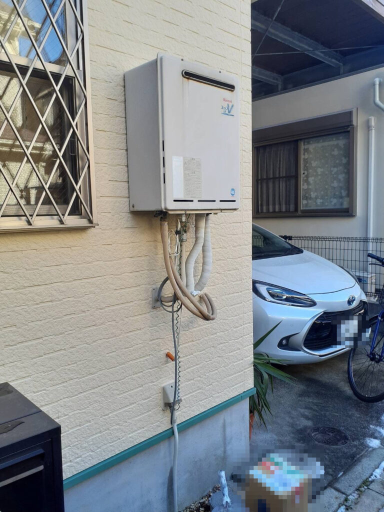 給湯器交換前の状況です。壁掛け給湯器本体と配管の取り回しを確認し、周辺を養生・作業スペースを確保したうえで安全に新しい給湯器へ交換します。