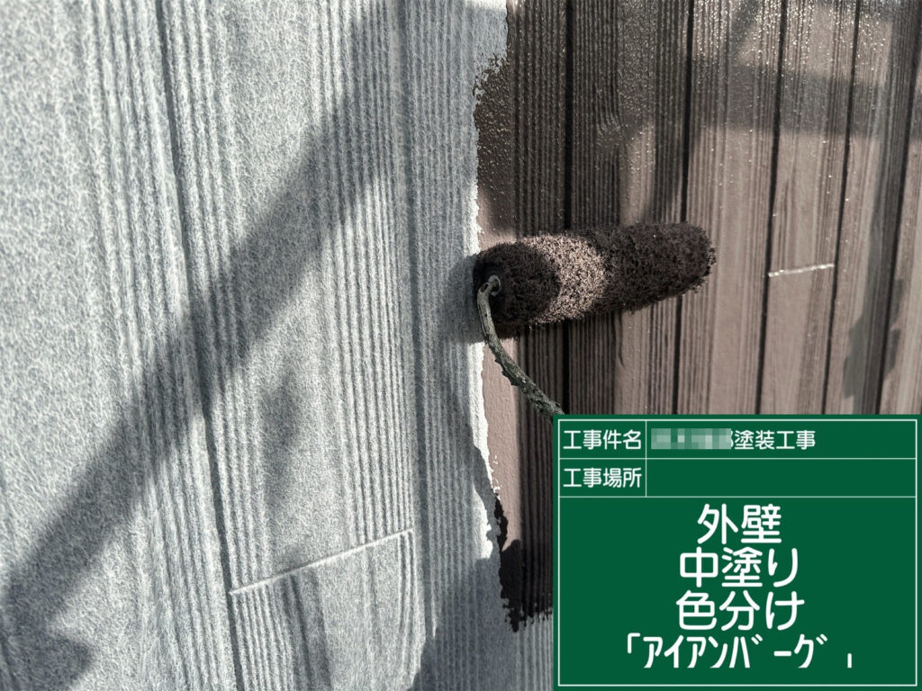 アクセント部の中塗りです。メイン色との境目はラインが命なので、見切りを整えながらツートンの輪郭をきれいに出します。