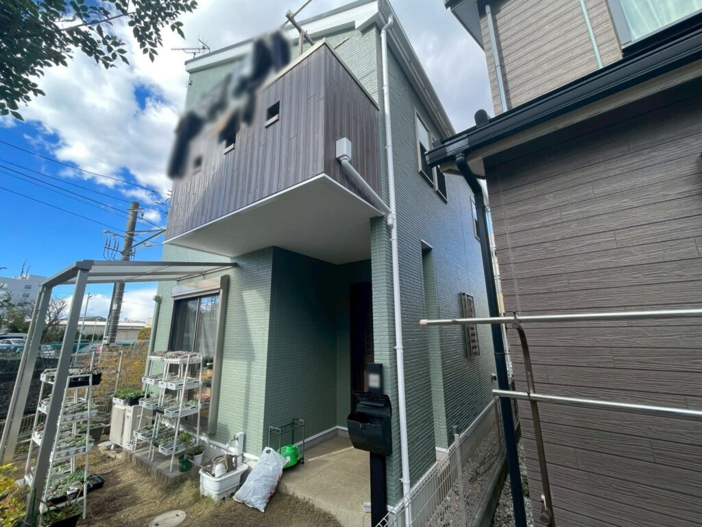 別角度からの施工後全景です。低汚染塗料で清潔感のある仕上がりになり、縦樋・横樋など付帯部も白で統一。ツートンの立体感がきれいに出ています。