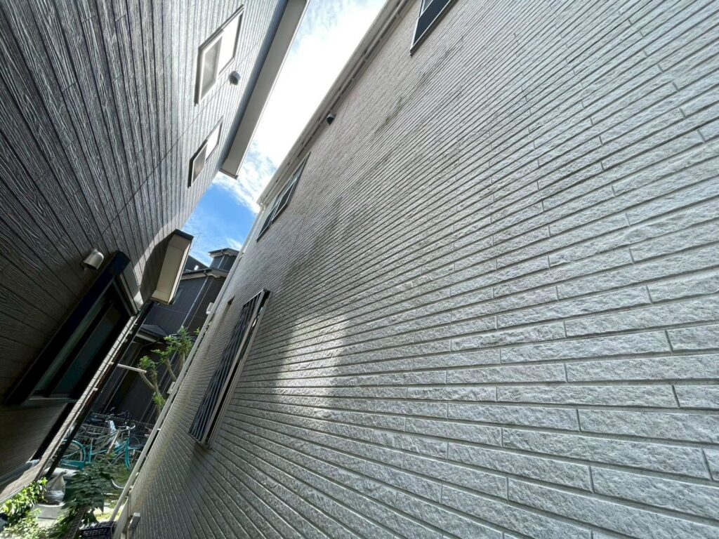 外壁のコケ汚れは東面と北面が特に多く見られました。洗浄で落とせますが、油汚れがしみ込んでるカビ汚れは落としきれない可能性があります。