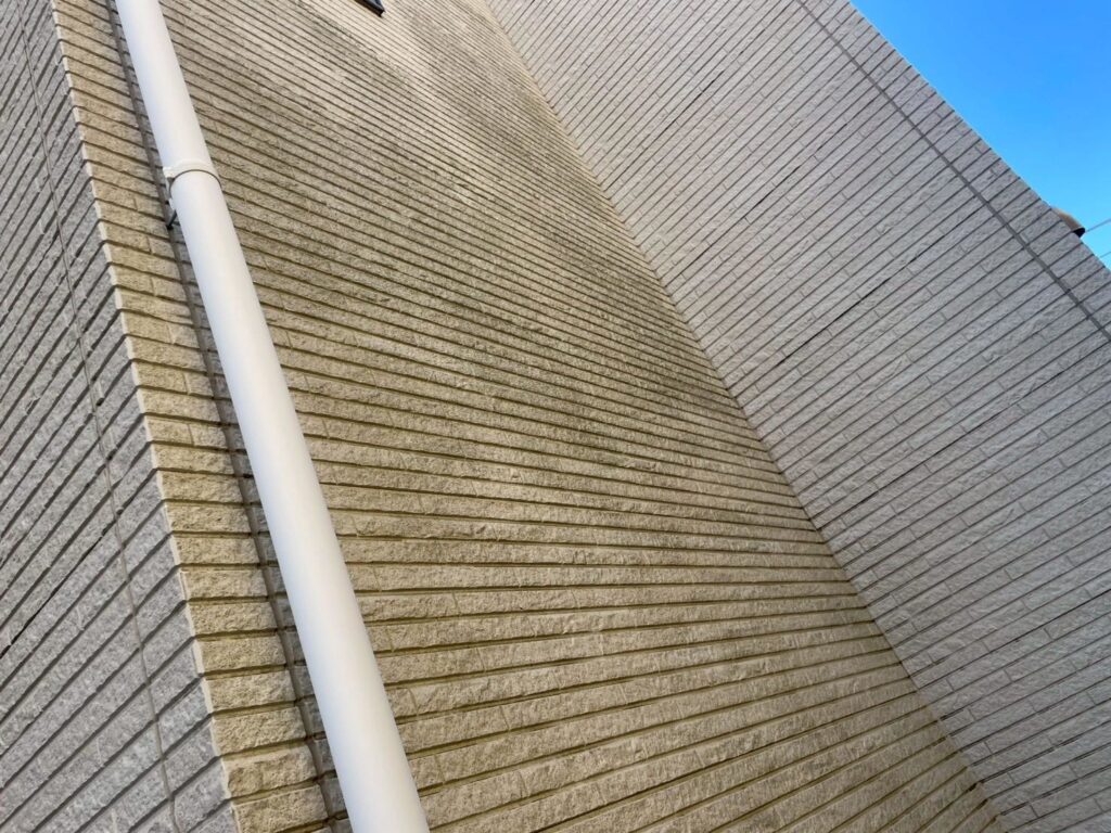 コケ汚れは、ずっと放置してしまうと内側に湿気が溜まってしまい、防水シートに影響を及ぼす可能性があります。