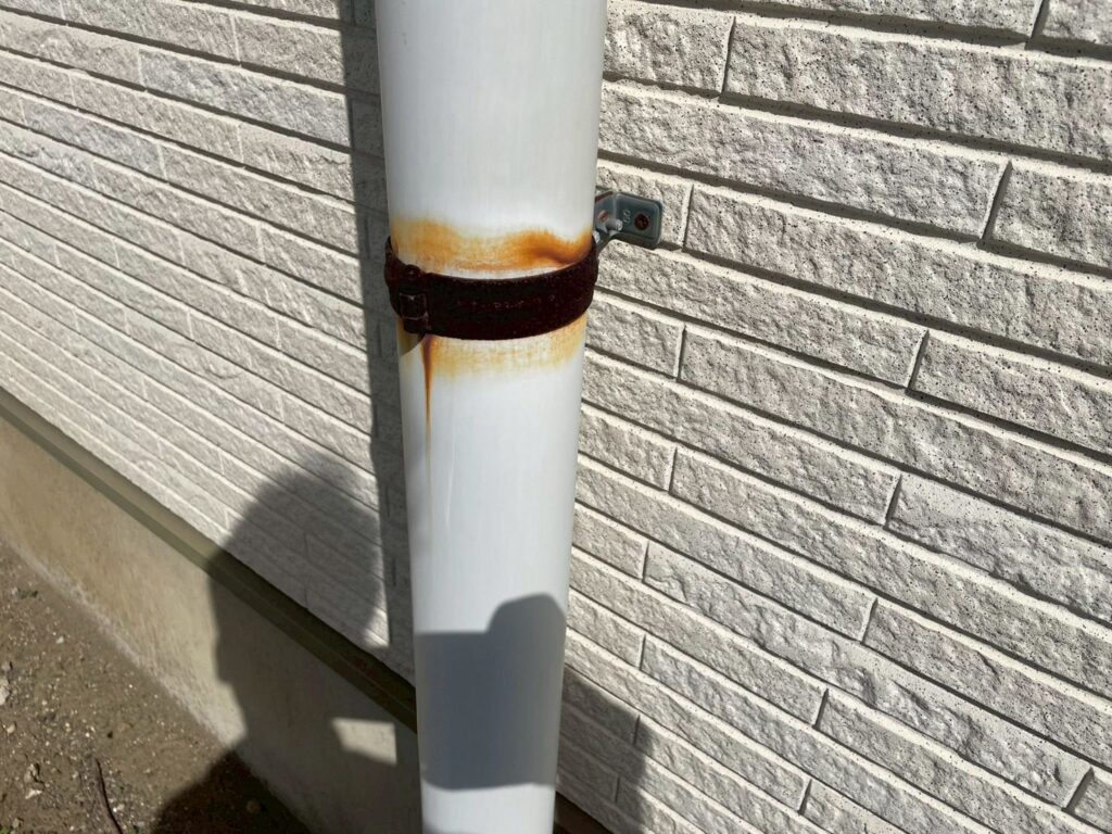 鉄部を使用している箇所は塗装しますが、下地処理と錆止めは施工を必ず行ってから塗装します。