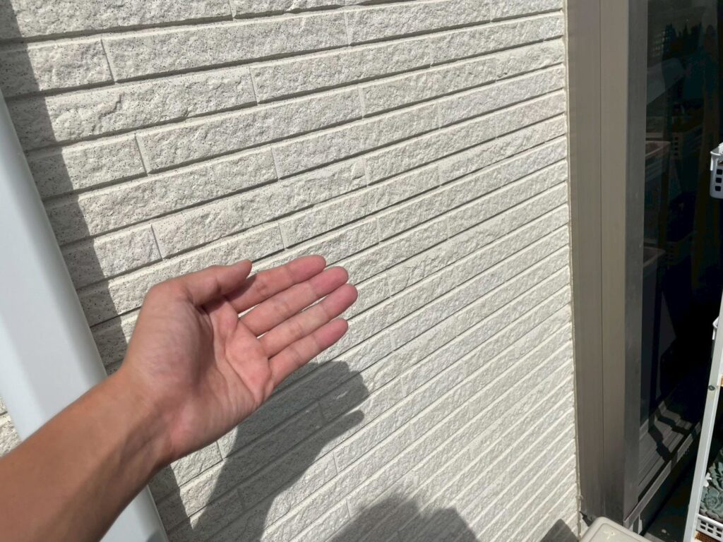 現状チョーキング現象は発生なし。使用しているサイディング材は、チョーキングが起きずらい良い素材を使用していました。