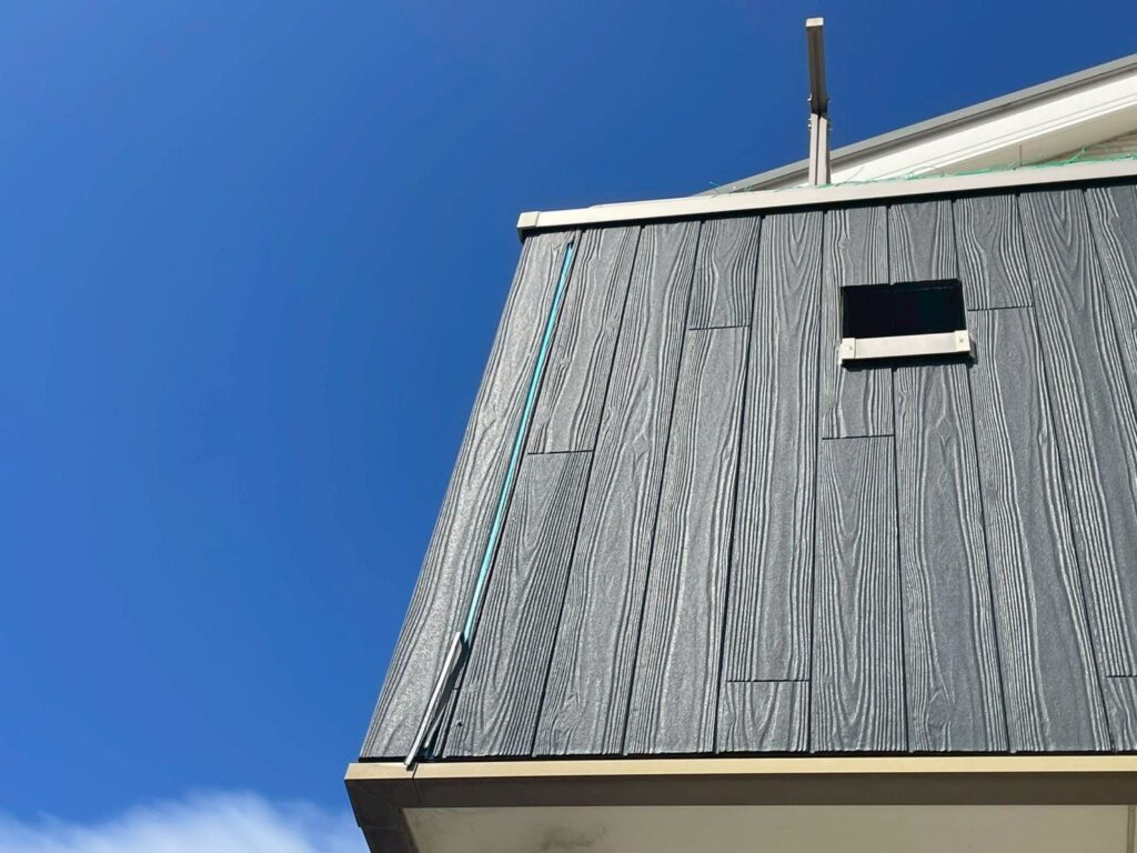 日当たりがいい面はシーリングが劣化してはずれている箇所もありました。縦目地はすべて打ち替えします。