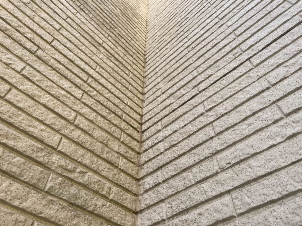 入隅は撤去しきれないため、上から増し打ち。現状にさらに厚みをつけて保護します。