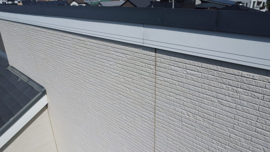 破風板の繋ぎ目にもシーリング打診がされています。繋ぎ部分もシーリング打診します。