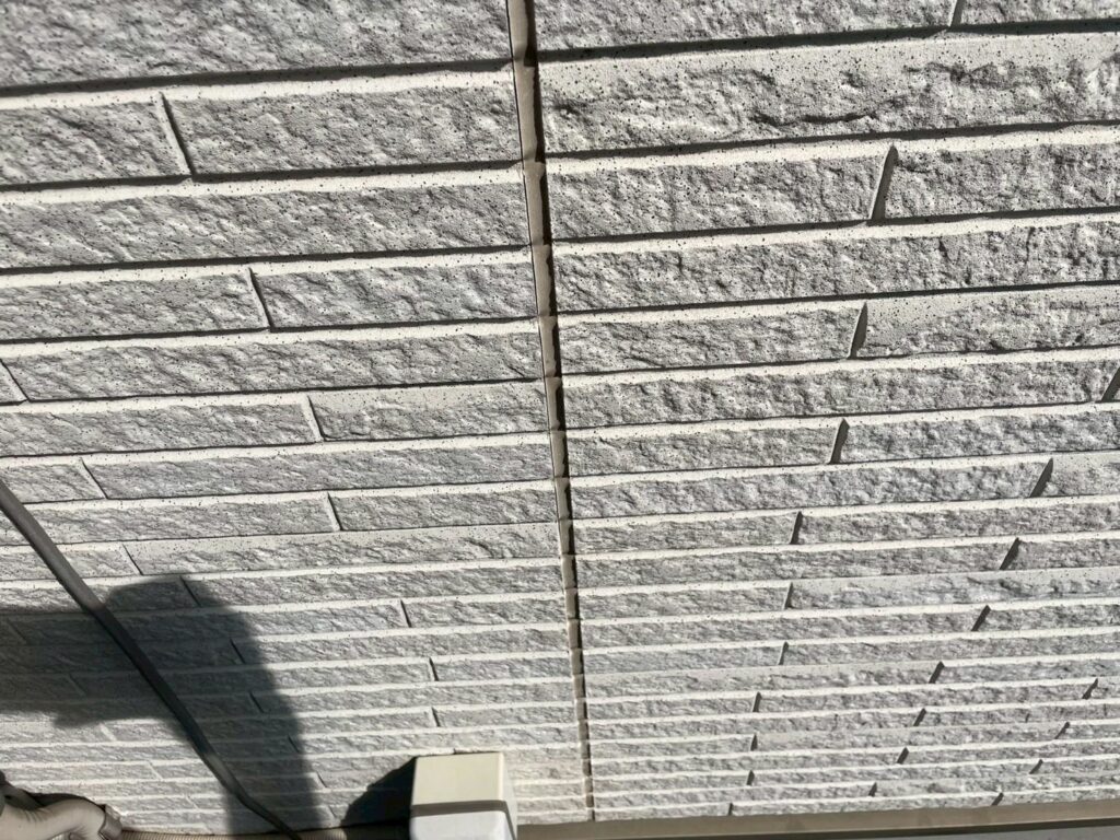 全体的にシーリングが硬化しているので、収縮した際に外壁との隙間箇所が大きく見られました。