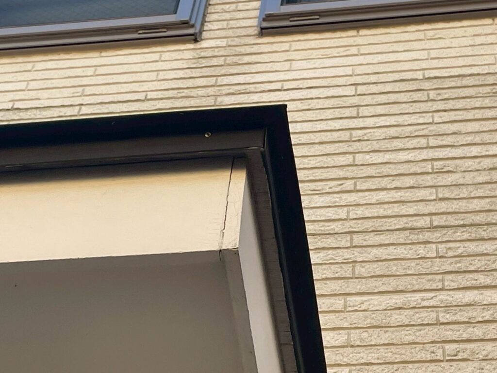 勝手口上部分のみ、破風板のつなぎ目はシーリングではなく、専用の穴埋め素材を使用します。