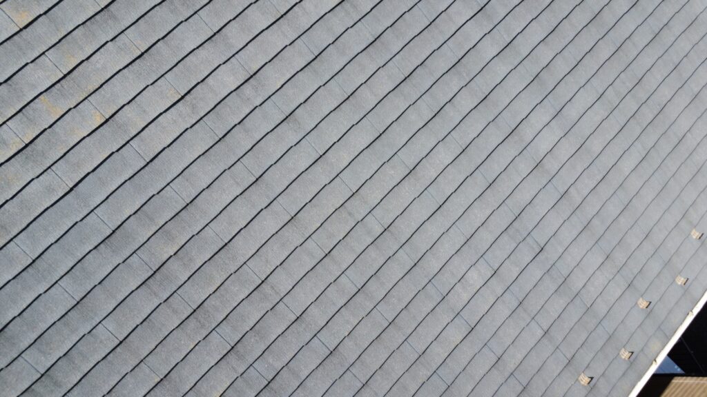 初塗なので、塗装前にタスペーサーというチップを本体1枚ずつ上下の隙間に入れ、塗料で埋まらないようにします。