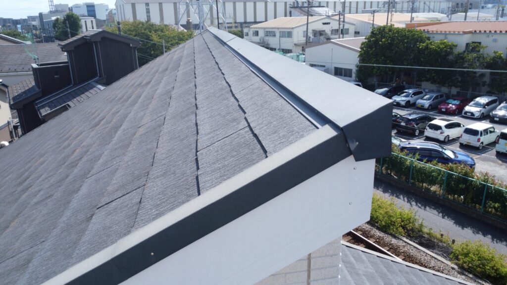 板金部は特に浮きは見られなかったです。ビスは少しだけ抜けている箇所がありましたので、ビス打ちを行ってから塗装します。