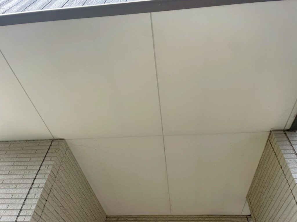 軒天はケイカル素材を使用していましたので、黒カビが繁殖しやすい状態でした。専用の防カビ塗料を使用して塗装します。