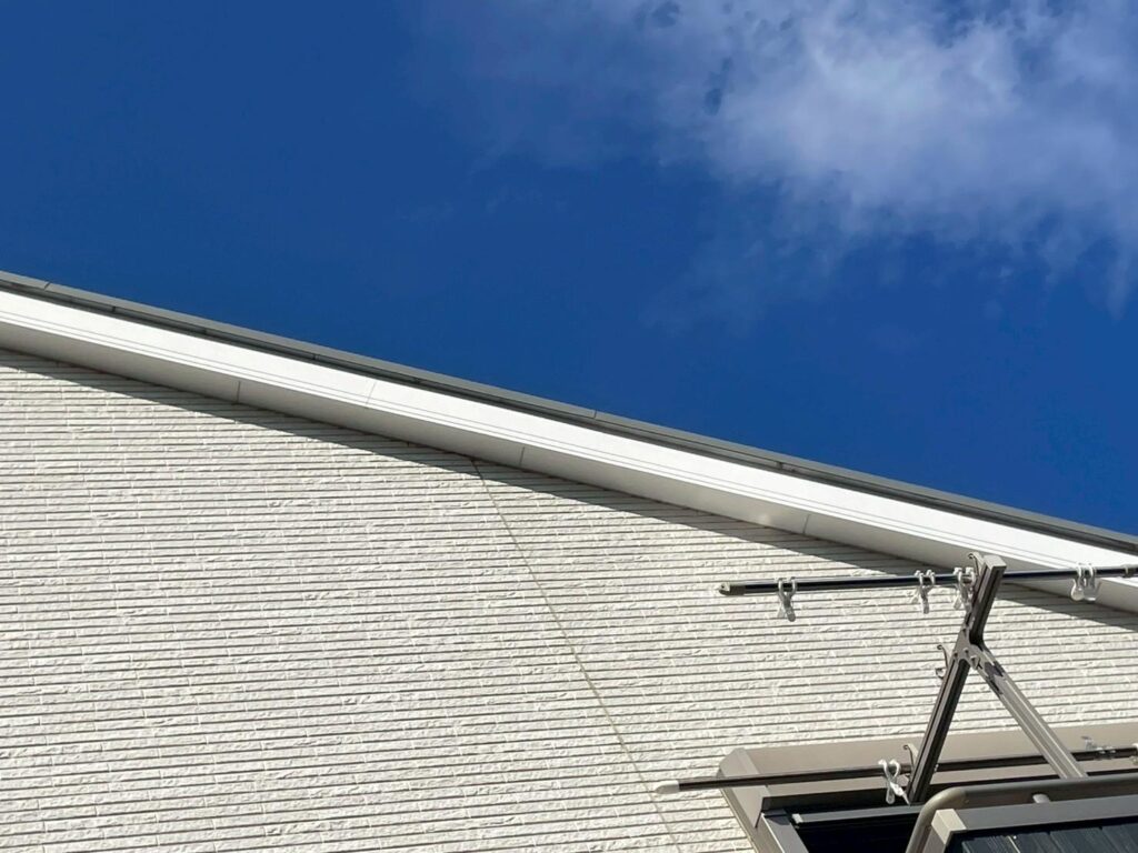 破風板は下処理、上塗2回を行っていきます。