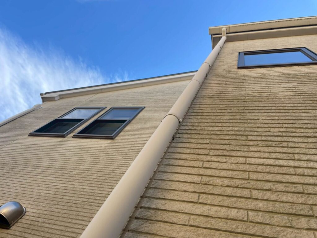 雨樋も同様に下処理、塗装をします。