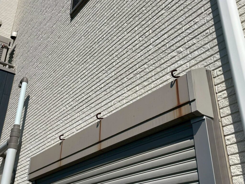 シャッターボックスも下処理、錆止め、塗装をします。