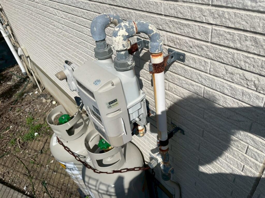 ガスメーターの配管も外壁と一緒に塗装します。