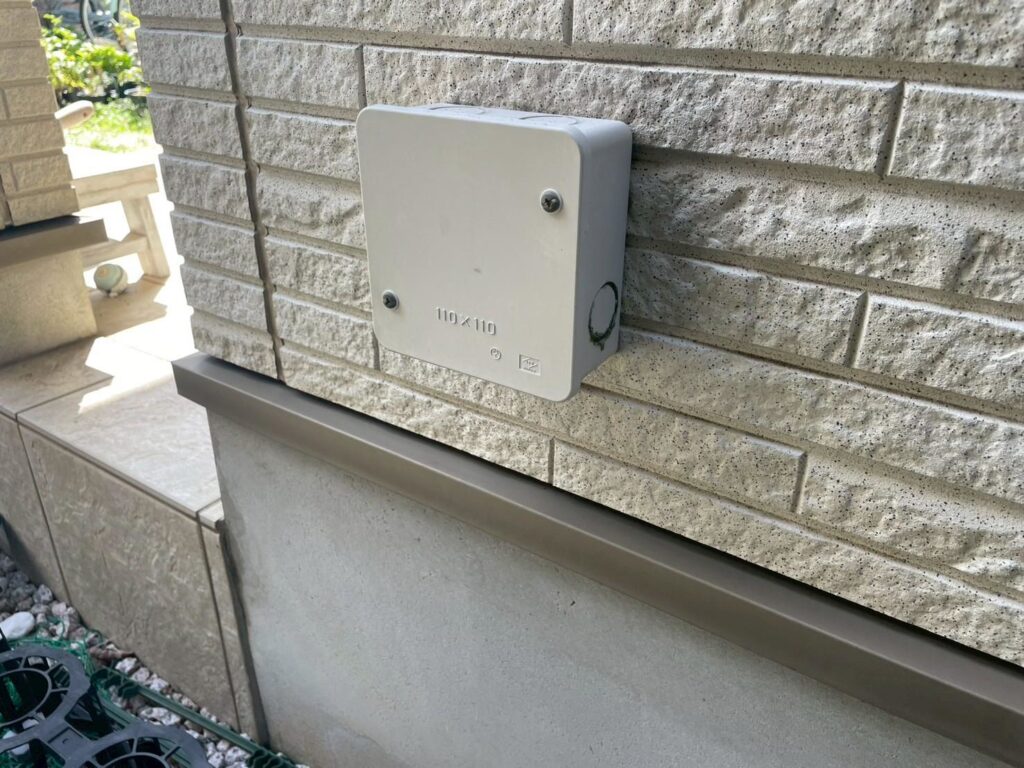 配線ボックスも外壁と一緒に塗装します。