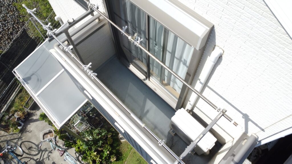 ベランダのFRP防水状況です。ガラス繊維のマットを敷いた上に防水コーティングをしている仕様になります。