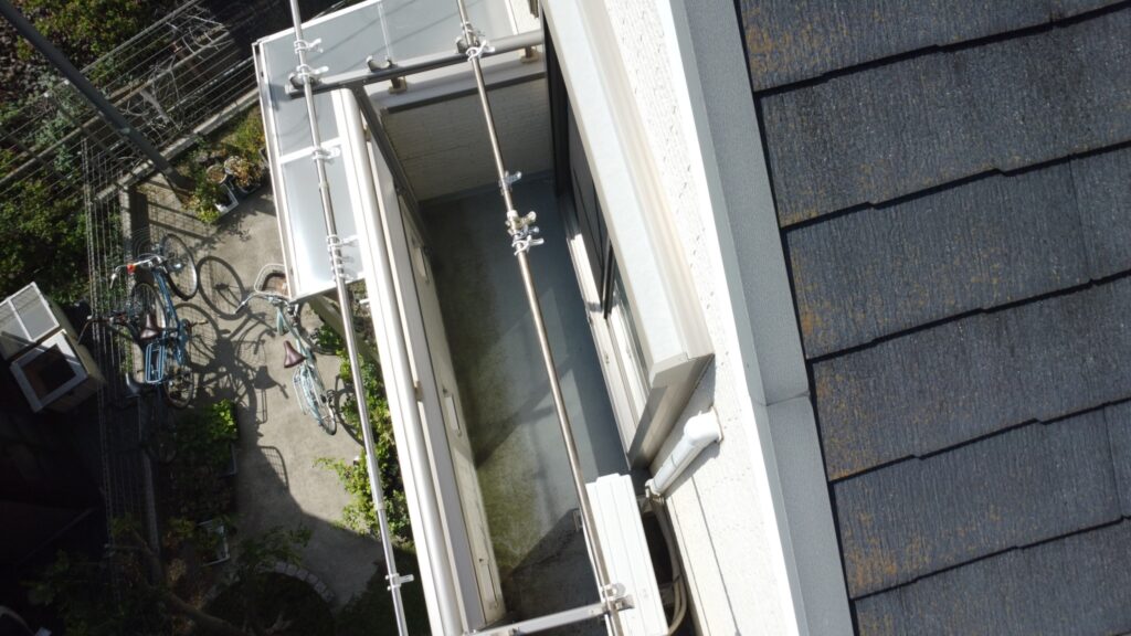 下地が剝き出しになる前にトップコートという、コーティング剤を塗装していきます。