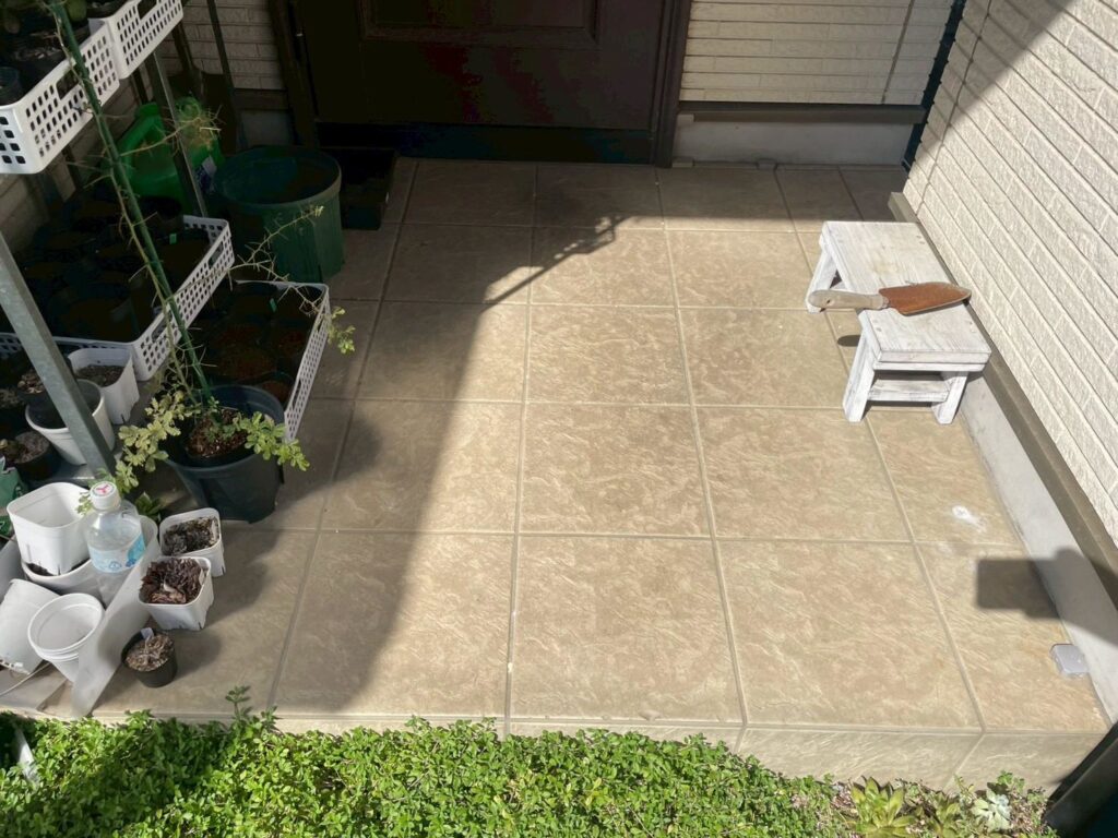 玄関前の床は、塗装前の洗浄の際に一緒に洗浄します。