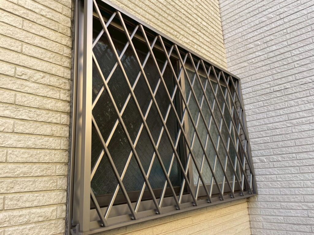 窓やレール、格子なども洗浄します。