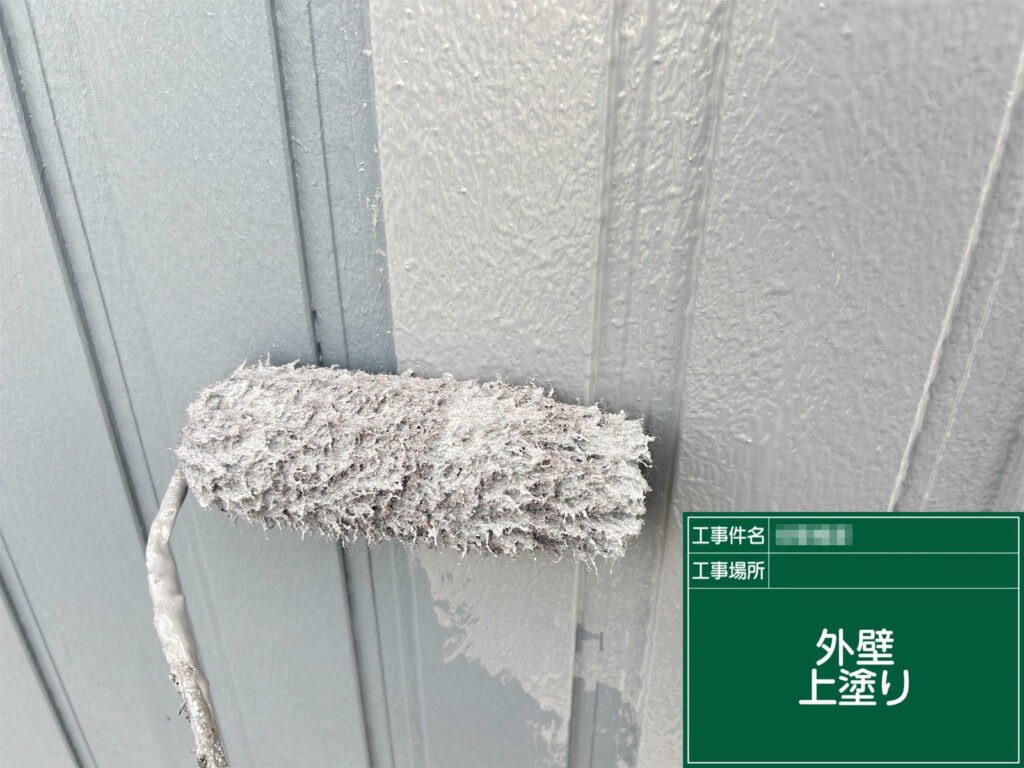 仕上げとなる上塗りを行っている様子です。塗膜を均一に整えながら、外壁全体を美しく仕上げ、建物を長く守る保護性能をしっかり高めます。
